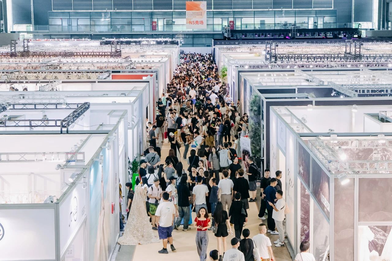 “蛇”來運轉，2025上海國際婚紗禮服時裝周誠邀攜手出圈